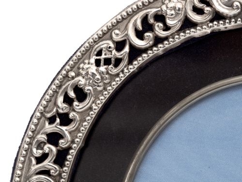 PAIR OF VICTORIAN DECORATIVE CIRCULAR CHESTER SILVER PHOTO OR PICTURE FRAMES - ADDITIONAL PHOTO 5