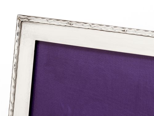 IMPRESSIVE SILVER PHOTO PICTURE FRAME WITH PLAIN WAVY MOUNT AND BLACK LEATHERED EASEL BACK - ADDITIONAL PHOTO 3