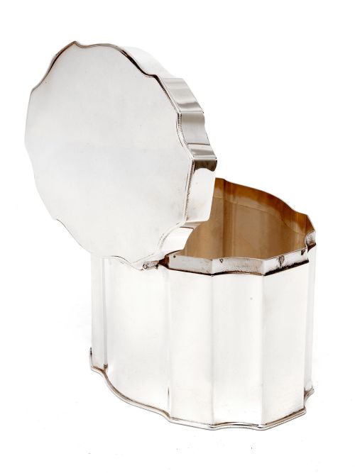 GOOD QUALITY SILVER PLATED BOX IN AN OVAL SHAPED FORM WITH A HINGED LID - ADDITIONAL PHOTO 2