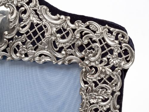EDWARDIAN SILVER PHOTO PICTURE FRAME WITH A PIERCED AND EMBOSSED FLOWER SCROLLS BORDER - ADDITIONAL PHOTO 4
