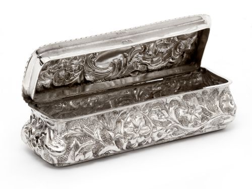 SMALL ANTIQUE SILVER TRINKET OR JEWELLERY BOX WITH REPOUSSE FLORAL AND SCROLL DECORATION - ADDITIONAL PHOTO 3