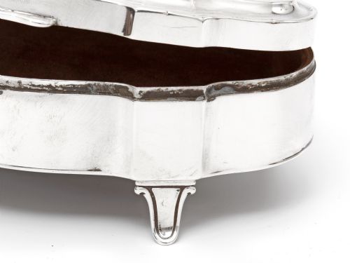 ANTIQUE SILVER TRINKET BOX IN AN OVAL SHAPED FORM WITH A PLAIN HINGED LID - ADDITIONAL PHOTO 4