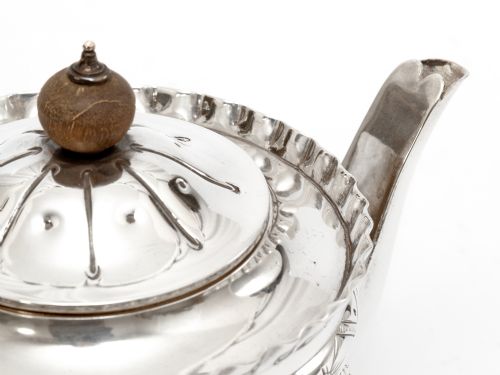 VICTORIAN SILVER BACHELOR STYLE TEA POT WITH A CRESTED BODY - ADDITIONAL PHOTO 5