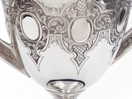 ANTIQUE SILVER PLATED TROPHY WITH TWO CAST SCROLL HANDLES STANDING ON A BLACK PLINTH - ADDITIONAL PHOTO 3