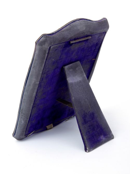 ANTIQUE SILVER SHAPED PHOTO FRAME WITH A RIBBON AND REED AND PLAIN BORDER - ADDITIONAL PHOTO 1