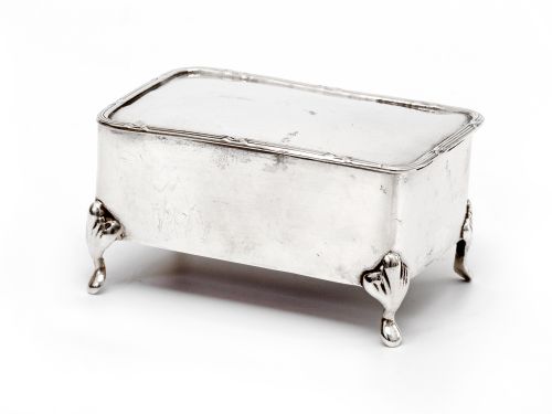 silver jewellery box with a hinged ribbon and reed mounted lid - CATEGORY: ANTIQUE SILVER - DATED 1910