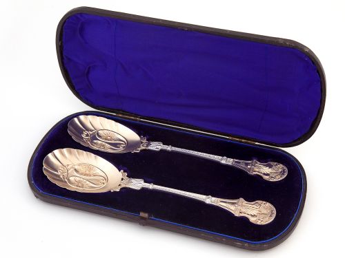 ORNATE BOXED PAIR OF VICTORIAN SILVER PLATED PARTIAL GILT SERVING SPOONS - ADDITIONAL PHOTO 1