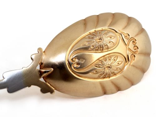 ORNATE BOXED PAIR OF VICTORIAN SILVER PLATED PARTIAL GILT SERVING SPOONS - ADDITIONAL PHOTO 3