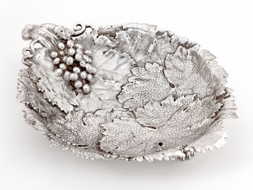 VICTORIAN CAST SILVER PLATED DISH DECORATED WITH BUNCHES OF GRAPES AND VINE LEAVES - ADDITIONAL PHOTO 1