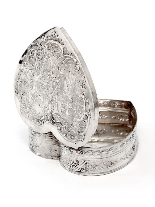 CONTINENTAL HEART SHAPE 800 GRADE SILVER JEWELLERY OR TRINKET BOX - ADDITIONAL PHOTO 2