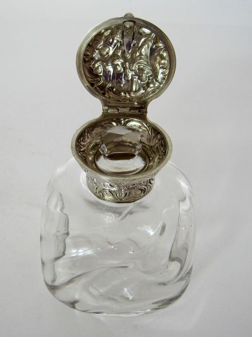 VICTORIAN WILLIAM COMYNS SILVER TOP AND GLASS PERFUME BOTTLE - ADDITIONAL PHOTO 4