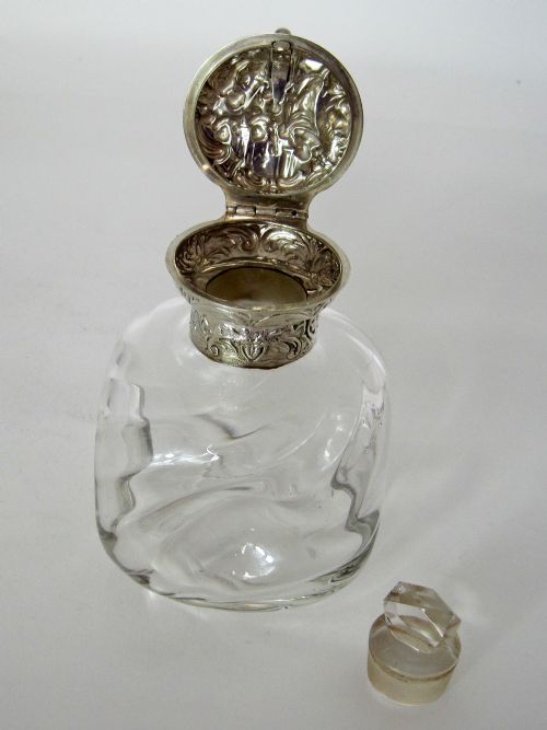 VICTORIAN WILLIAM COMYNS SILVER TOP AND GLASS PERFUME BOTTLE - ADDITIONAL PHOTO 5