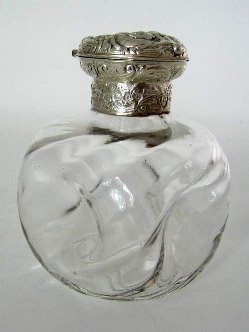 VICTORIAN WILLIAM COMYNS SILVER TOP AND GLASS PERFUME BOTTLE - ADDITIONAL PHOTO 6