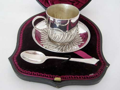 VICTORIAN SILVER BOXED CHRISTENING SET COMPRISING TEA CUP SAUCER AND TEA SPOON - ADDITIONAL PHOTO 1