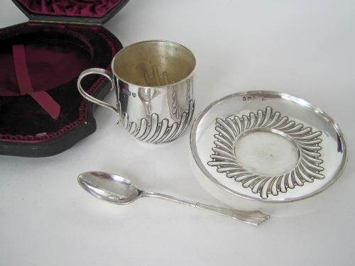 VICTORIAN SILVER BOXED CHRISTENING SET COMPRISING TEA CUP SAUCER AND TEA SPOON - ADDITIONAL PHOTO 2