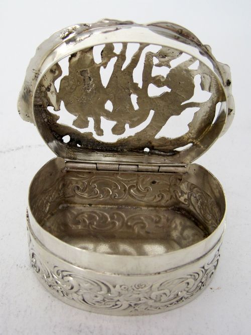 EDWARDIAN WILLIAM COMYNS SILVER JEWELLERY OR POT POURRI BOX - ADDITIONAL PHOTO 3