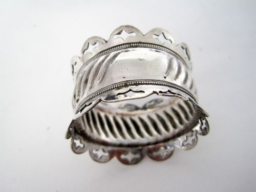 BOXED SET OF SIX LATE VICTORIAN SILVER PLATED NAPKIN RINGS - ADDITIONAL PHOTO 2