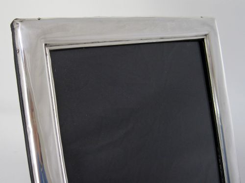 LARGE EDWARDIAN SILVER PHOTO FRAME WITH A PLAIN CURVED MOUNT - ADDITIONAL PHOTO 1