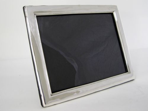 LARGE EDWARDIAN SILVER PHOTO FRAME WITH A PLAIN CURVED MOUNT - ADDITIONAL PHOTO 2