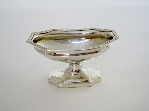 PAIR OF ELEGANT GOOD QUALITY GEORGIAN STYLE SILVER SALTS - ADDITIONAL PHOTO 1