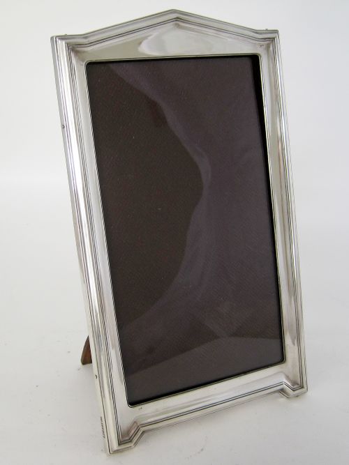garrard co silver photo frame with plain reeded border and pitch shaped top - CATEGORY: ANTIQUE SILVER - DATED 1910