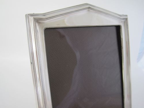 GARRARD CO SILVER PHOTO FRAME WITH PLAIN REEDED BORDER AND PITCH SHAPED TOP - ADDITIONAL PHOTO 1