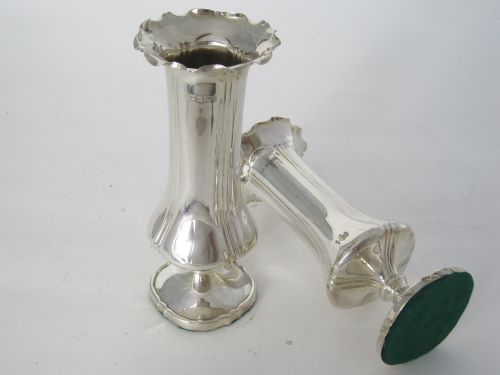 PAIR OF EDWARDIAN SILVER VASES WITH A CRIMPED SCALLOPED RIM - ADDITIONAL PHOTO 3