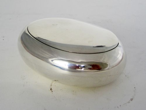 COMPLETELY PLAIN PEBBLE SHAPED SILVER TOBACCO BOX - ADDITIONAL PHOTO 2