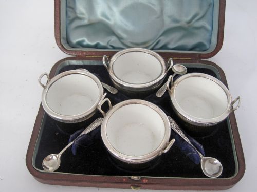 BOXED SET OF FOUR NOVELTY VICTORIAN PAIL SHAPED SILVER AND OAK SALTS - ADDITIONAL PHOTO 1