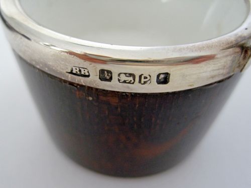 BOXED SET OF FOUR NOVELTY VICTORIAN PAIL SHAPED SILVER AND OAK SALTS - ADDITIONAL PHOTO 4