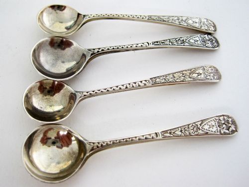 BOXED SET OF FOUR NOVELTY VICTORIAN PAIL SHAPED SILVER AND OAK SALTS - ADDITIONAL PHOTO 5