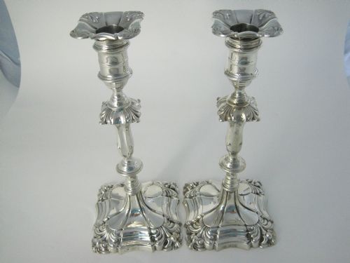 PAIR OF GOLDSMITHS SILVERSMITH GEORGE III STYLE SILVER CANDLESTICKS - ADDITIONAL PHOTO 1
