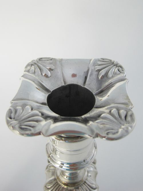 PAIR OF GOLDSMITHS SILVERSMITH GEORGE III STYLE SILVER CANDLESTICKS - ADDITIONAL PHOTO 3