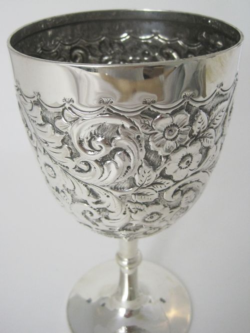 EDWARDIAN SILVER GOBLET WITH A CHASED FLORAL AND SCROLL BODY - ADDITIONAL PHOTO 2