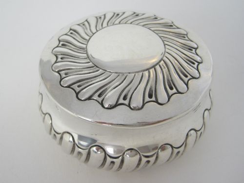 ANTIQUE CHESTER SILVER CIRCULAR JEWELLERY OR TRINKET BOX - ADDITIONAL PHOTO 1