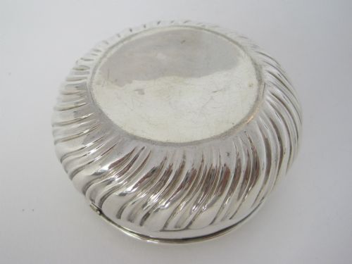ANTIQUE CHESTER SILVER CIRCULAR JEWELLERY OR TRINKET BOX - ADDITIONAL PHOTO 2