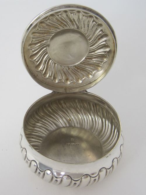 ANTIQUE CHESTER SILVER CIRCULAR JEWELLERY OR TRINKET BOX - ADDITIONAL PHOTO 3