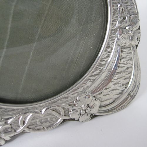 ART NOUVEAU STYLE SILVER PHOTO FRAME WITH A CIRCULAR DOMED GLASS WINDOW - ADDITIONAL PHOTO 1