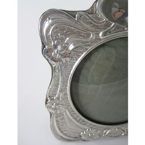 ART NOUVEAU STYLE SILVER PHOTO FRAME WITH A CIRCULAR DOMED GLASS WINDOW - ADDITIONAL PHOTO 2