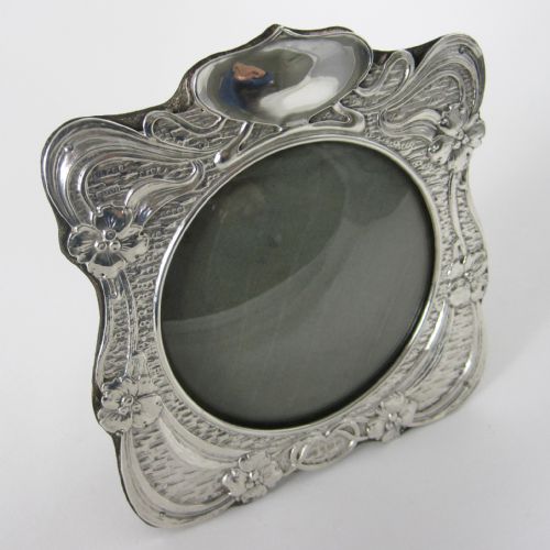 ART NOUVEAU STYLE SILVER PHOTO FRAME WITH A CIRCULAR DOMED GLASS WINDOW - ADDITIONAL PHOTO 4