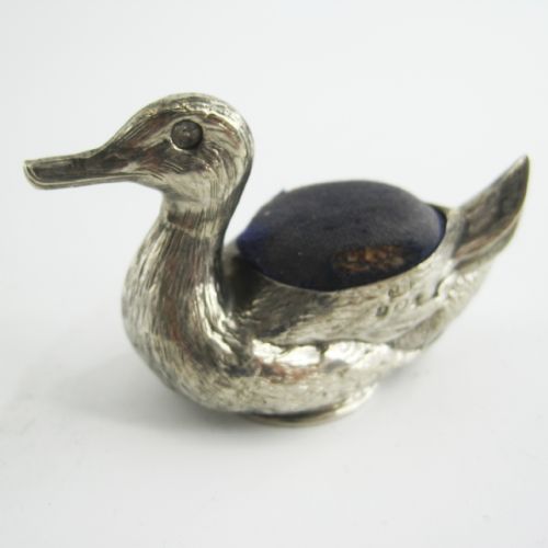 BEAUTIFUL EDWARDIAN SILVER DUCK PIN CUSHION WITH FINE DETAIL - ADDITIONAL PHOTO 2