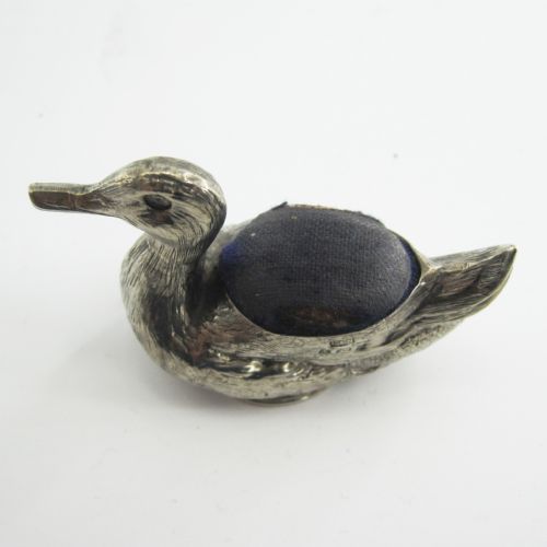 BEAUTIFUL EDWARDIAN SILVER DUCK PIN CUSHION WITH FINE DETAIL - ADDITIONAL PHOTO 3