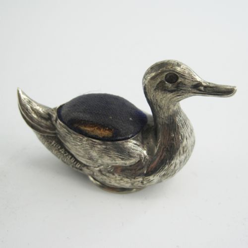 BEAUTIFUL EDWARDIAN SILVER DUCK PIN CUSHION WITH FINE DETAIL - ADDITIONAL PHOTO 4