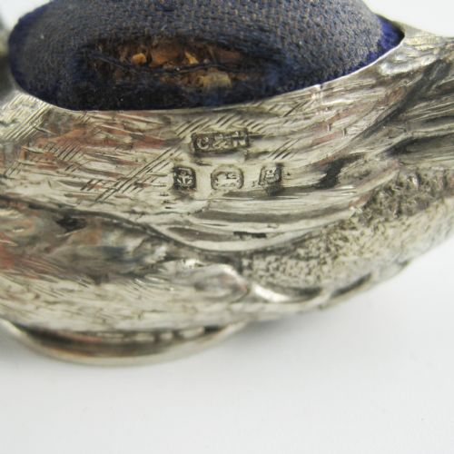 BEAUTIFUL EDWARDIAN SILVER DUCK PIN CUSHION WITH FINE DETAIL - ADDITIONAL PHOTO 5