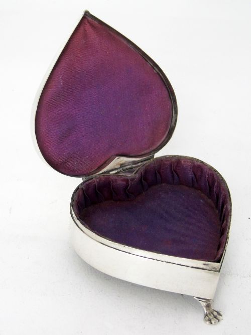 SILVER HEART SHAPED JEWELLERY CASKET OR BOX WITH A HINGED LID - ADDITIONAL PHOTO 3