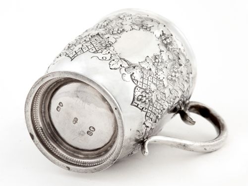 VICTORIAN SILVER CHRISTENING MUG WITH A GRAPE AND VINE PATTERN AND SCROLL HANDLE - ADDITIONAL PHOTO 3