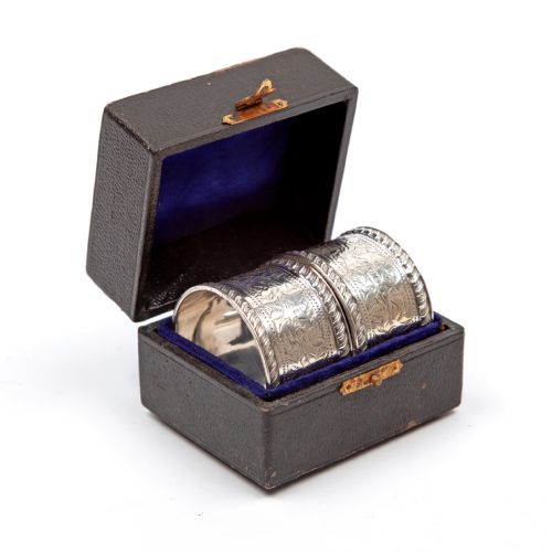 boxed pair of silver napkin rings with floral engraving and empty cartouch - CATEGORY: ANTIQUE SILVER - DATED EDWARDIAN