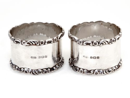 PAIR OF BOXED EDWARDIAN SILVER NAPKIN RINGS WITH PLAIN BODIES AND FLORAL AND SCROLL BORDERS - ADDITIONAL PHOTO 1
