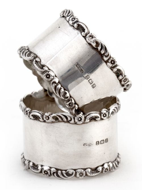 PAIR OF BOXED EDWARDIAN SILVER NAPKIN RINGS WITH PLAIN BODIES AND FLORAL AND SCROLL BORDERS - ADDITIONAL PHOTO 3