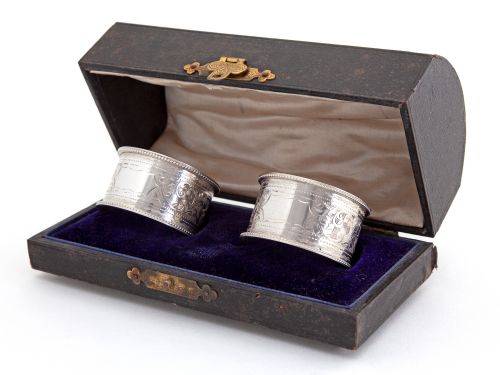 pair of silver edwardian napkin rings fitted in a black domed top box - CATEGORY: ANTIQUE SILVER - DATED EDWARDIAN